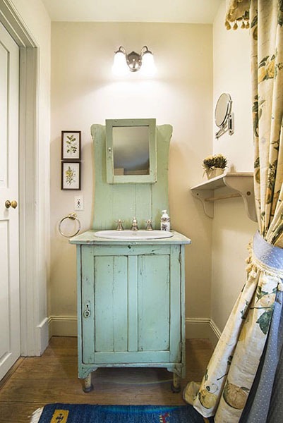 Reynolds Tavern Mary Reynolds bathroom image